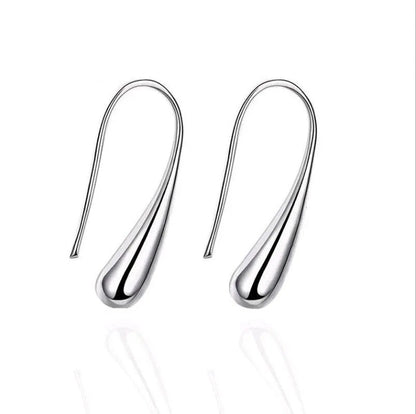 Silberne Tropfen-Ohrringe, minimalistisches Design, eleganter Schmuck für Damen.