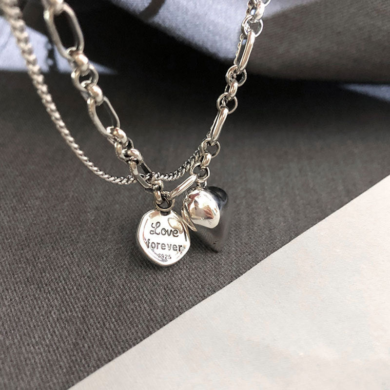 Silberne Halskette mit Herzanhänger und Gravur "Love Forever", eleganter Schmuck für Damen.