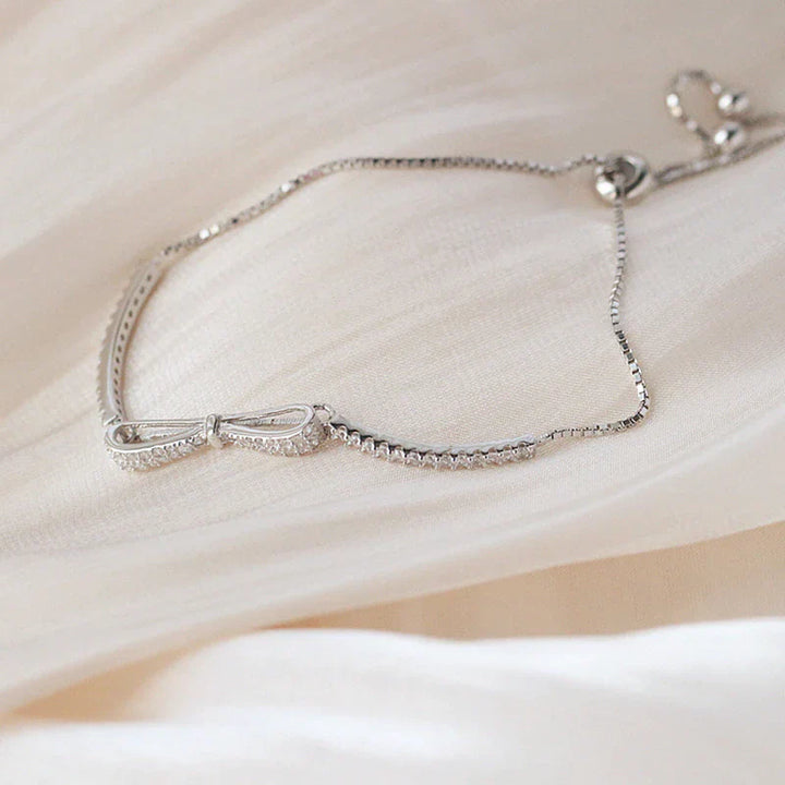 Silbernes Armband mit Schleifen-Design, zierlich, Damen-Schmuck, elegantes Accessoire.