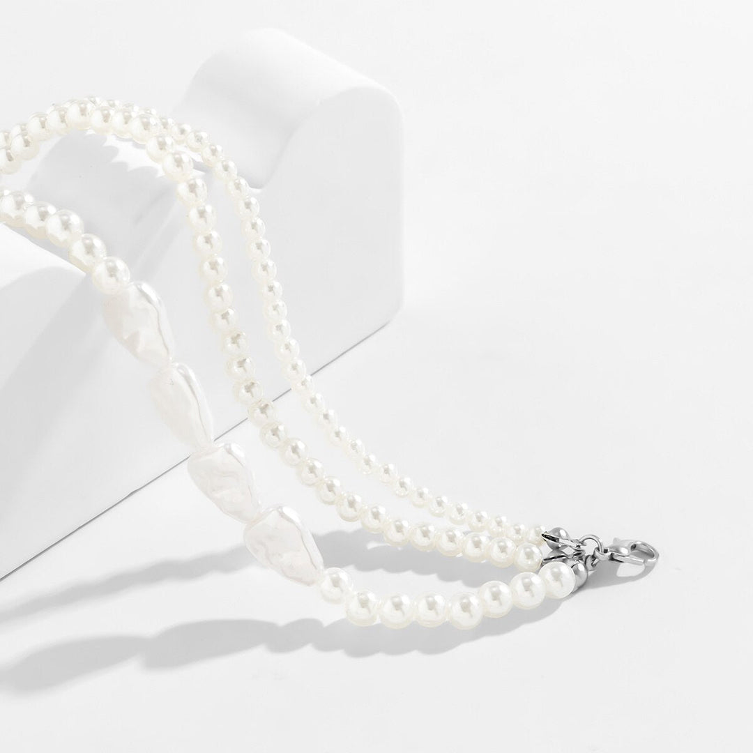 Weiße Perlenkette mit unregelmäßigen Perlen, eleganter Schmuck, Damenaccessoire, Silberverschluss.