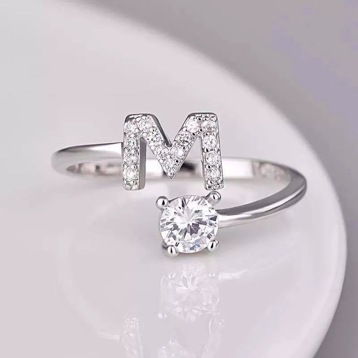 Silberner Ring mit Buchstabe M und Zirkonia, personalisierter Schmuck, Geschenkidee.