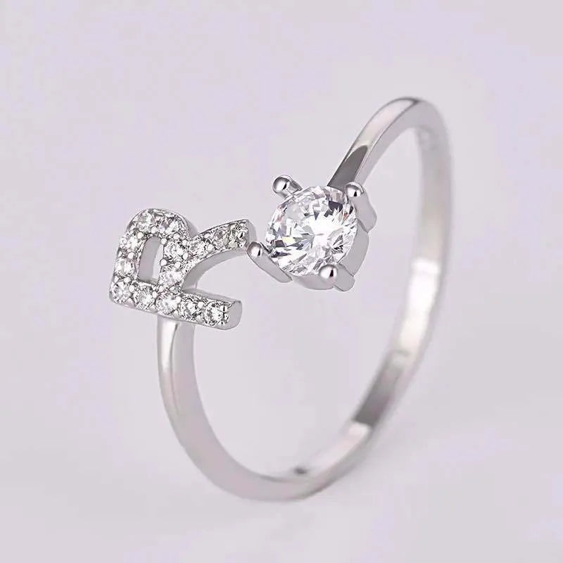 Silberner Verlobungsring mit Diamant und Herzdesign, eleganter Schmuck für Damen.