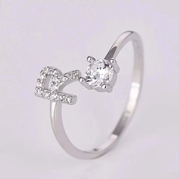 Silberner Verlobungsring mit Diamant und Herzdesign, eleganter Schmuck für Damen.