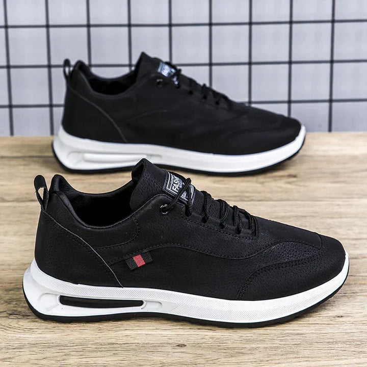 Schwarze Herren-Sneaker, atmungsaktiv, rutschfest, Freizeitschuhe, 2023 Trend, Sportdesign.