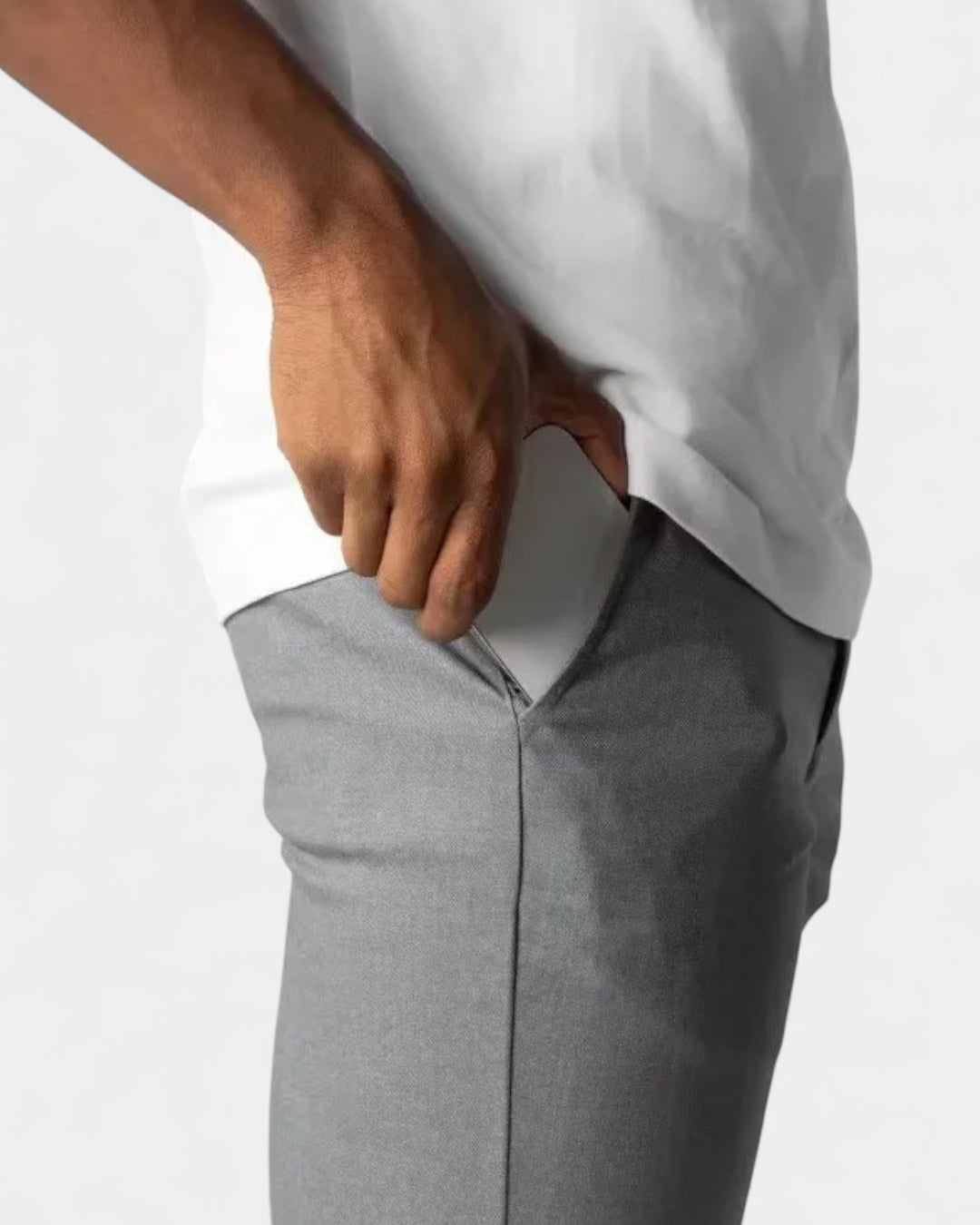 Detail boční kapsy šedých kalhot, do které model zasouvá ruku 6