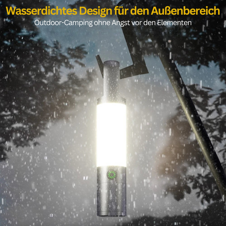 Wasserdichte LED-Campinglampe, silber, leuchtend im Regen, ideal für Outdoor-Aktivitäten.