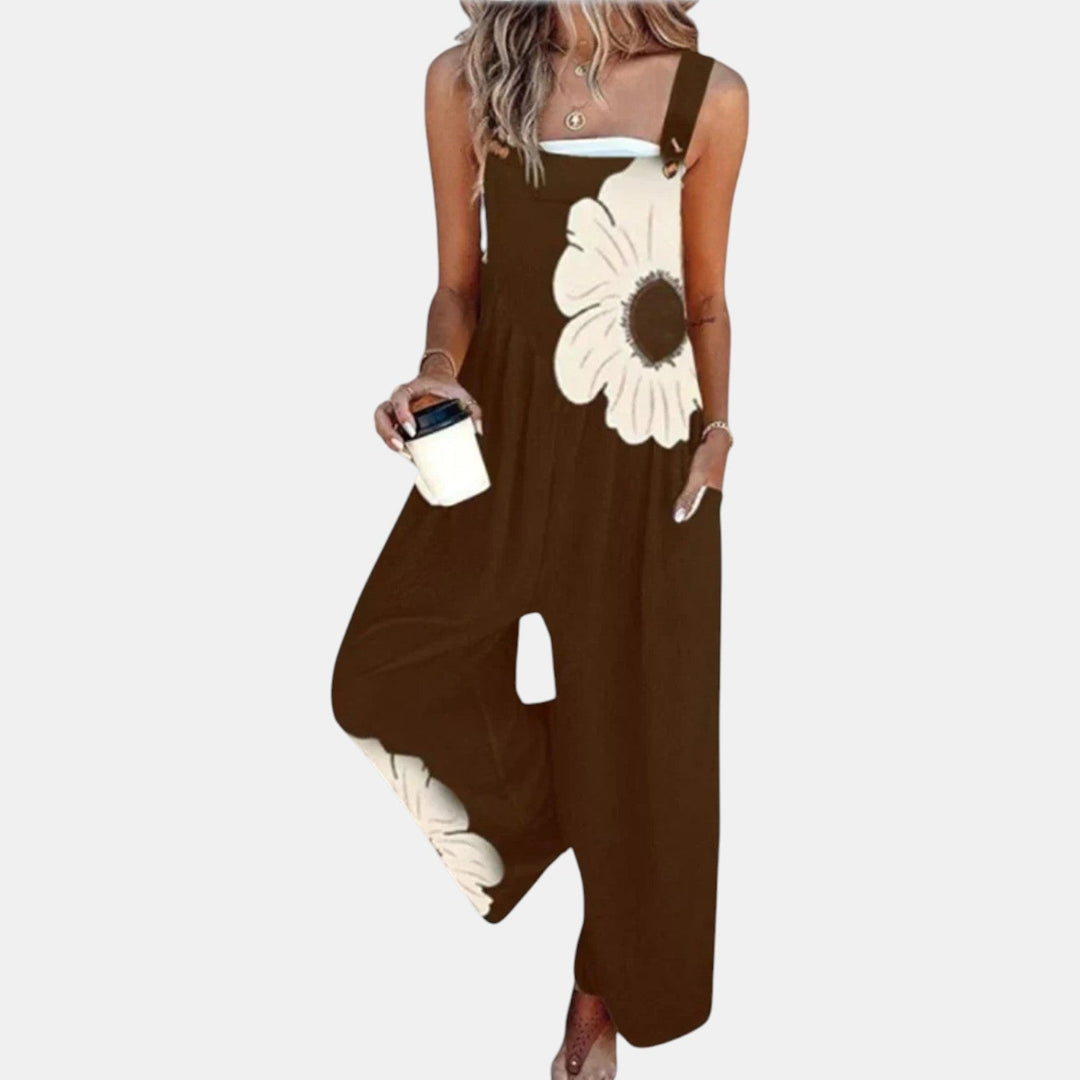 Tmavě hnědé lacláče s velkým krémovým květem na hrudi, široké nohavice, žena s kávou 12
