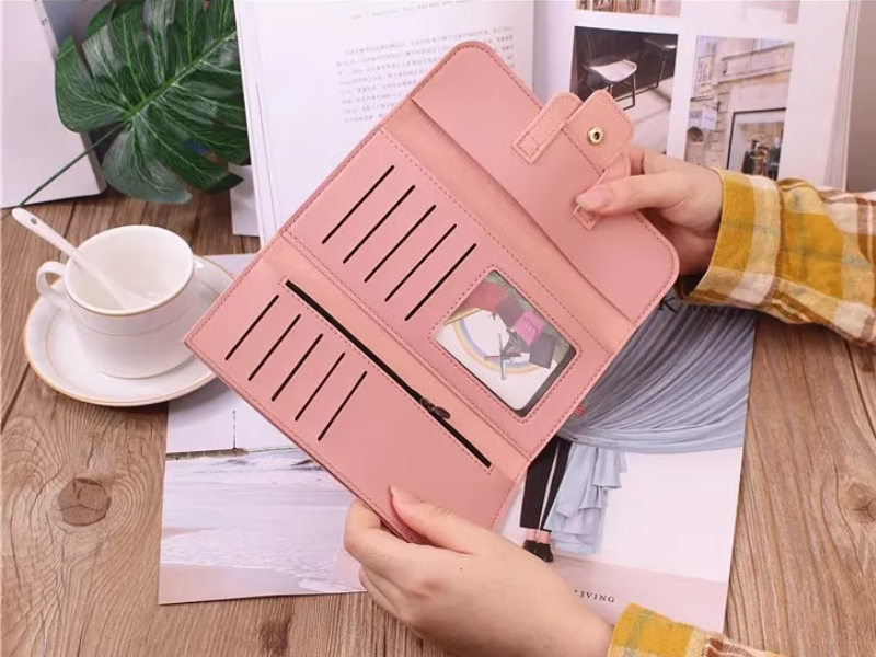 Rosa minimalistisches Lederportemonnaie, lang, mit Kartenfächern und Druckknopfverschluss.