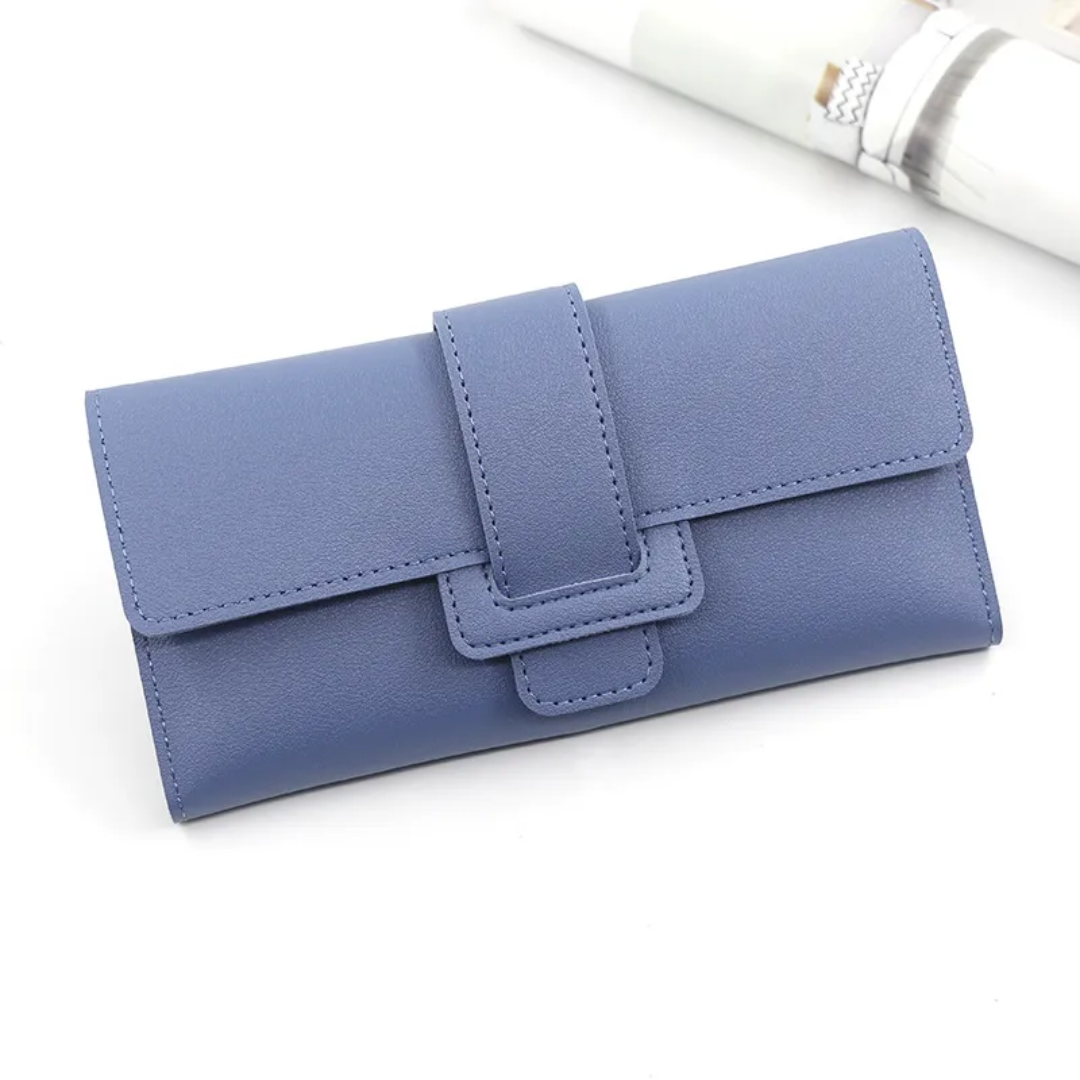 Blaue minimalistische Leder-Geldbörse, lang, elegant, für Damen, auf weißem Hintergrund.