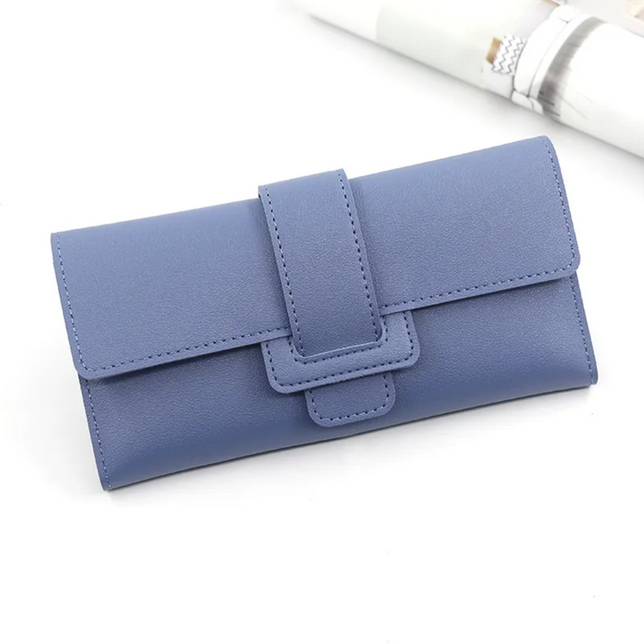 Blaue minimalistische Leder-Geldbörse, lang, elegant, für Damen, auf weißem Hintergrund.