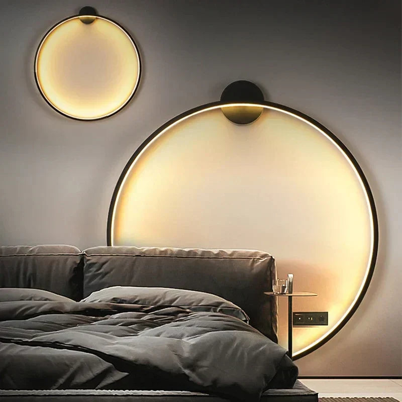 Minimalistische schwarze LED-Wandlampe, runder Hintergrund, moderne Innenbeleuchtung.