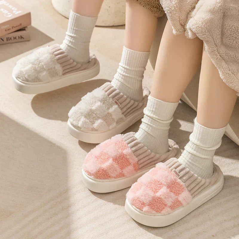 Zwei Paar karierte Baumwollhausschuhe, rosa und beige, mit dicker Sohle, für Damen und Herren.