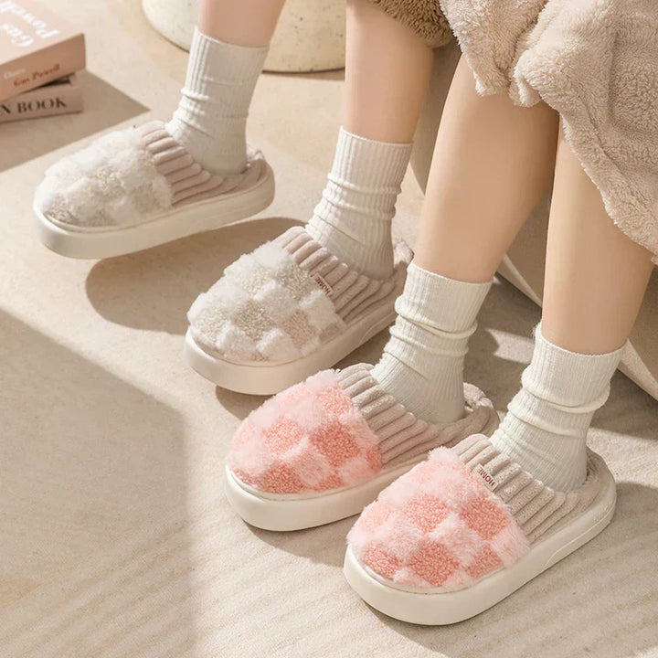 Zwei Paar karierte Baumwollhausschuhe, rosa und beige, mit dicker Sohle, für Damen und Herren.