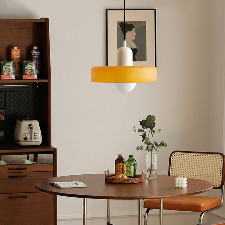 Moderne bunte Glas-Pendelleuchte, gelber Schirm, Esszimmer, stilvolles Innendesign.