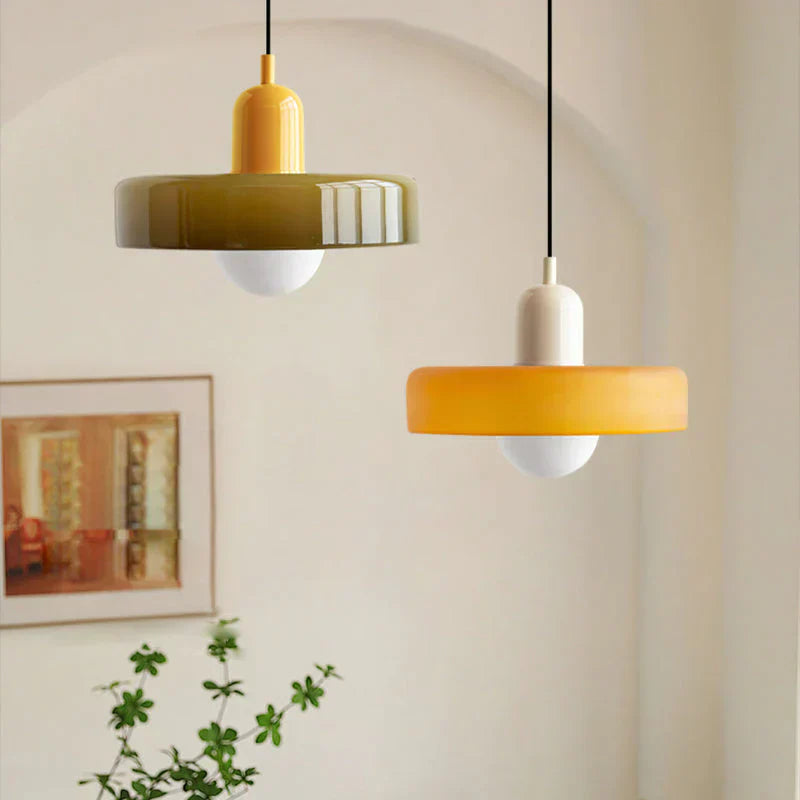 Moderne bunte Glas-Pendelleuchte, gelb und grün, Wohnzimmerbeleuchtung, stilvoll.