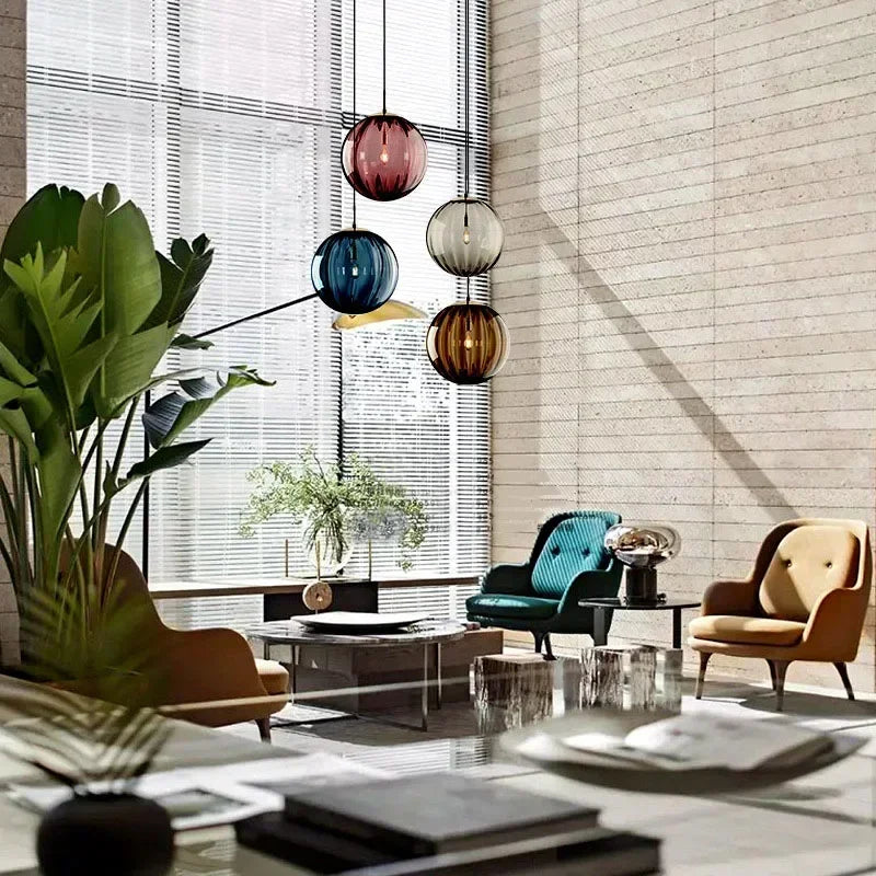Moderne LED-Hängelampe, bunte Glaskugeln, skandinavisches Design, Wohnzimmer, Esszimmer.