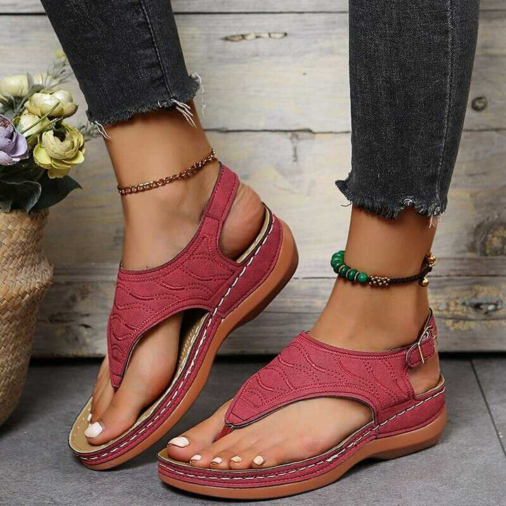 Rote Sandalen Damen, Sommermode, bequem, trendig, vielseitig, Blumenhintergrund.