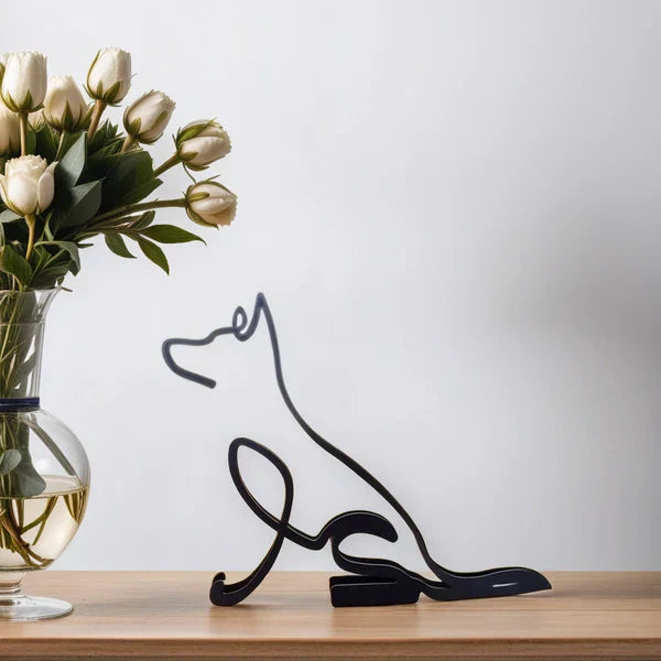 Schwarze Metall-Fuchs-Skulptur auf Holzregal neben Vase mit weißen Rosen.