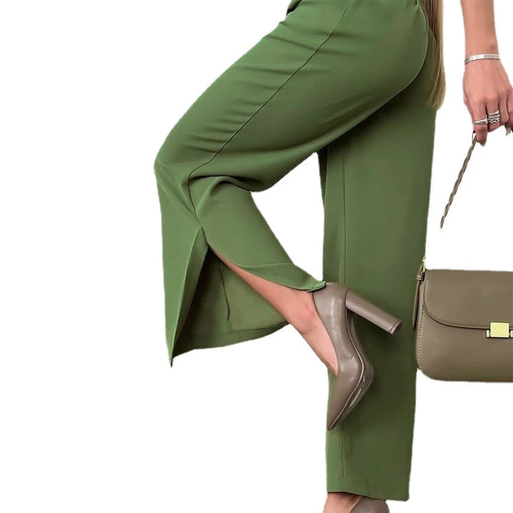 Grüne Damenhose mit weitem Bein, elegante Mode, kombiniert mit beigen High Heels und Tasche.