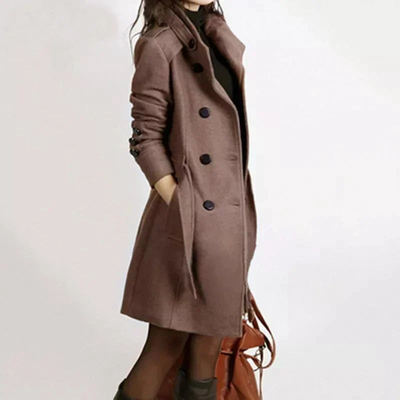 Damen-Wintermantel mit Gürtel, braun, modisch, doppelte Knopfleiste, eleganter Stil.