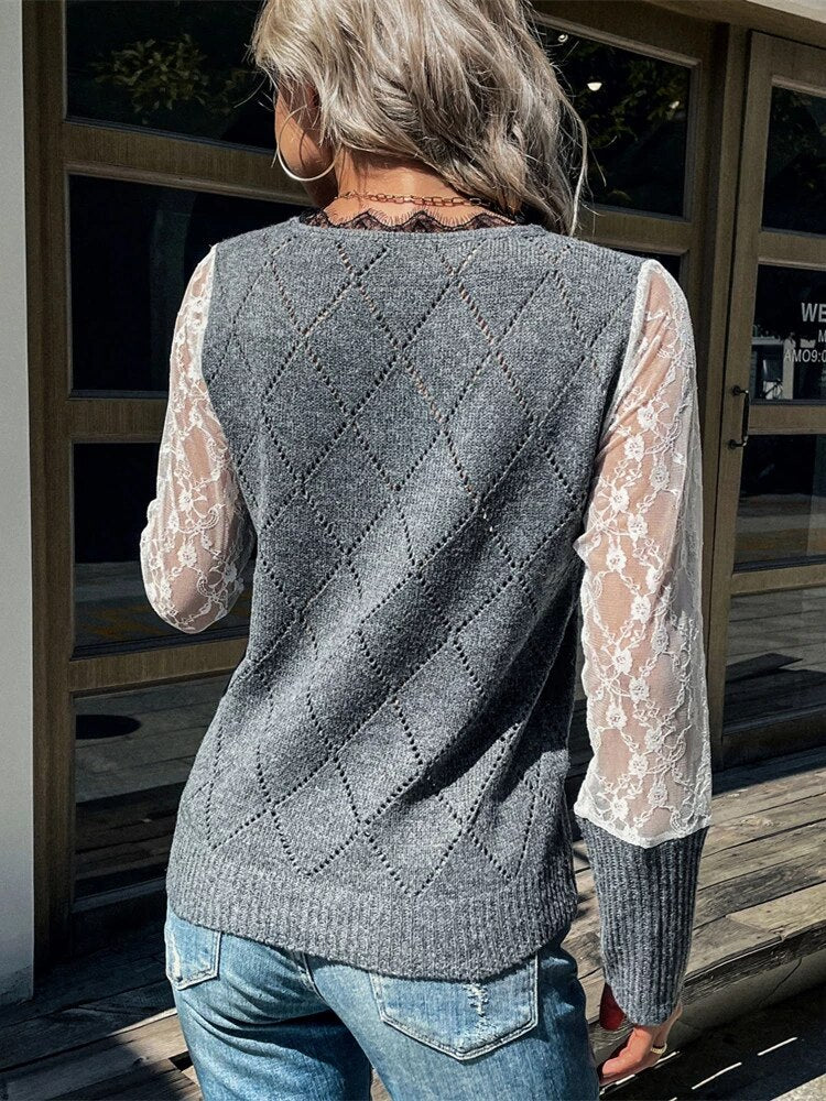 Damen V-Ausschnitt Pullover, grau, Strick, Spitzenärmel, modisch, lässig, Herbstmode.
