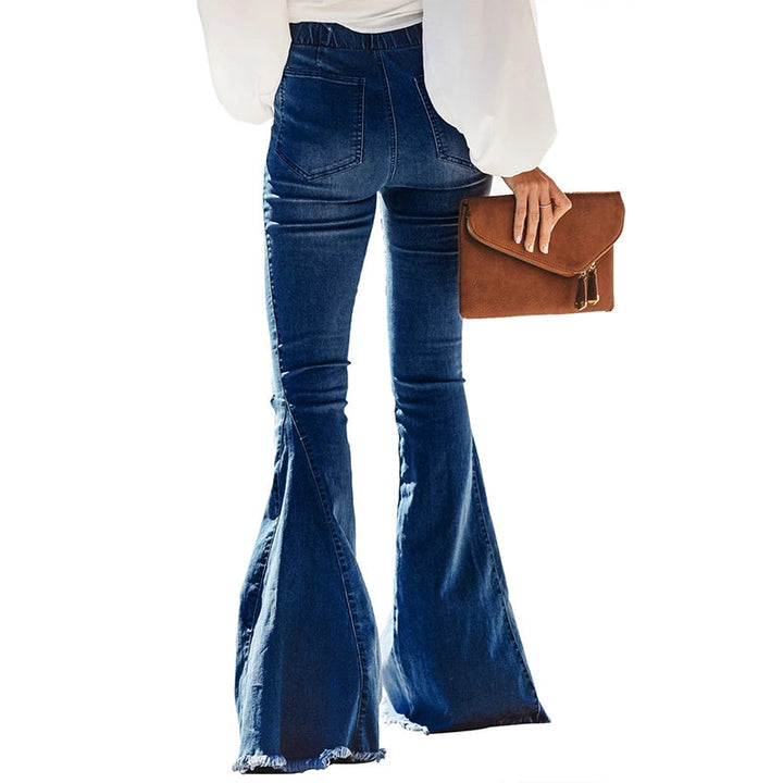 Damen Vintage Schlagjeans Blau mit Knöpfen, braune Clutch, modisch, elegant.