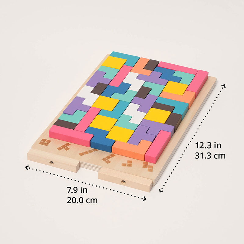 Hotová skládanka na dřevěné desce s vyznačenými rozměry 20 × 31,3 cm, pohled šikmo shora. 6