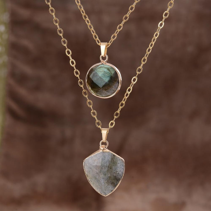 Goldene Halskette mit Mondstein-Anhänger, Schutzschild-Design, eleganter Schmuck.