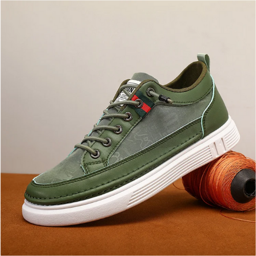 Grüner Herrensneaker aus Leder mit weißer Sohle, modisch und bequem, ideal für Freizeit.
