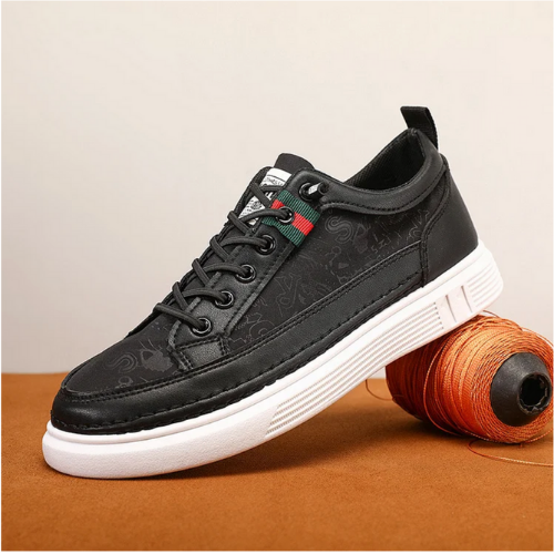 Schwarzer Sneaker mit weißer Sohle, Lederoptik, modisches Design, Herrenschuh.
