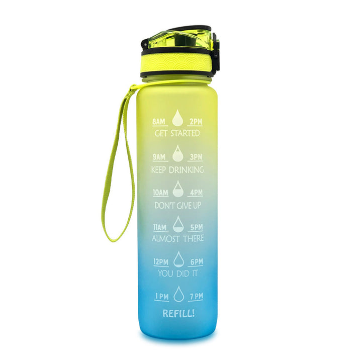 Lichtblaue Wasserflasche mit Zeitmarkierungen und Strohhalm, motivierend, BPA-frei.