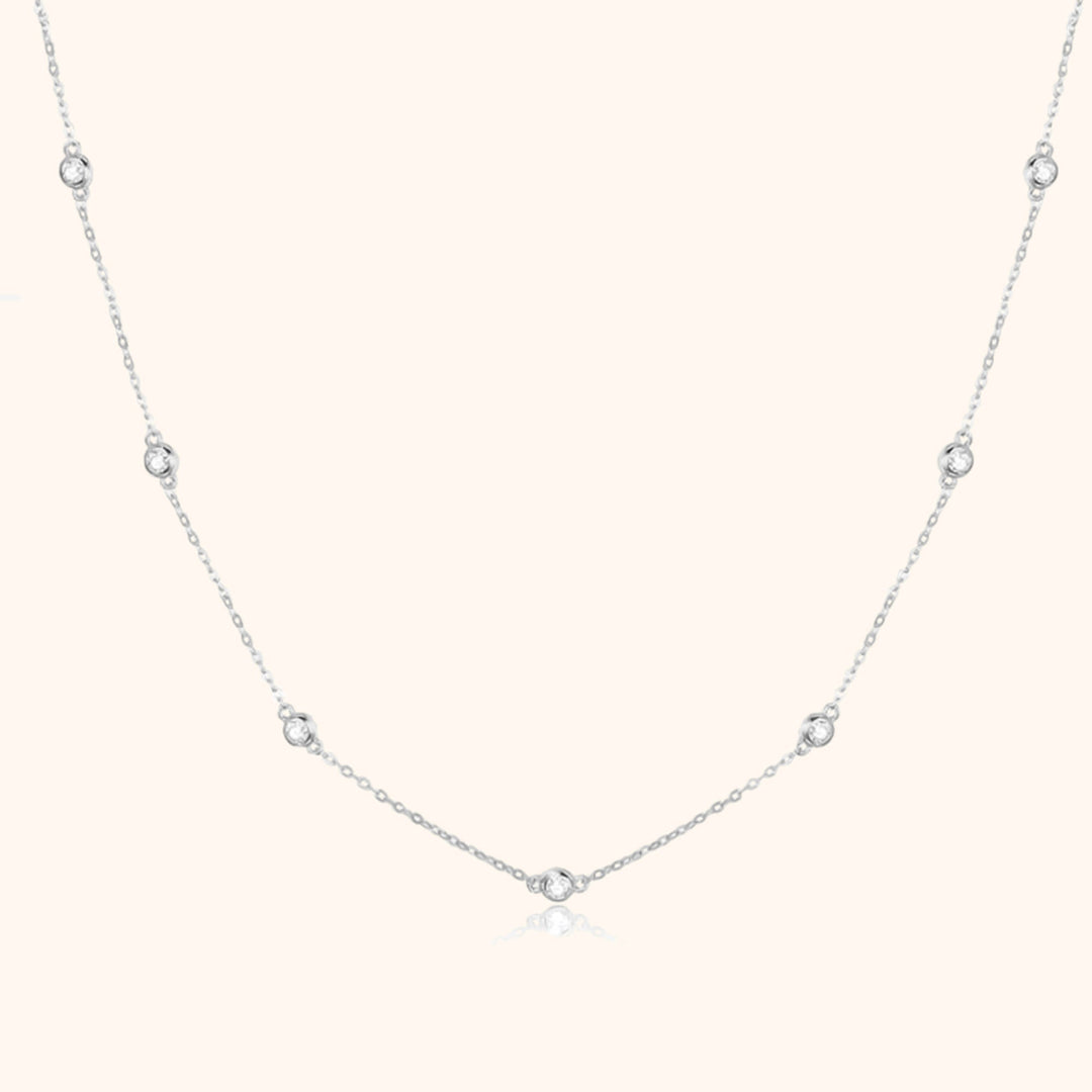Silberkette mit runden Anhängern, elegantes Design, Schmuck für Damen, modisches Accessoire.