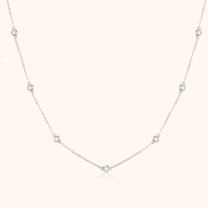 Silberkette mit runden Anhängern, elegantes Design, Schmuck für Damen, modisches Accessoire.
