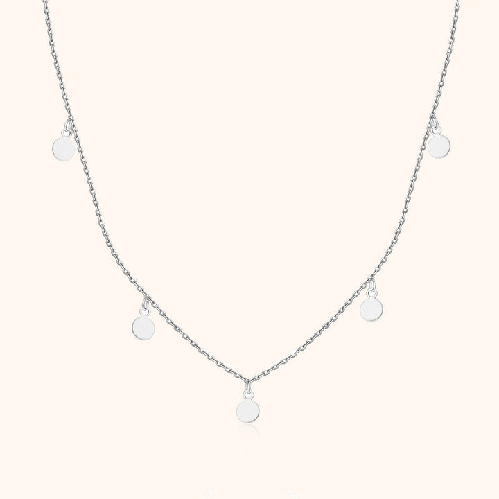Silberne Halskette mit runden Anhängern, elegantes Schmuckdesign, Damenaccessoire.