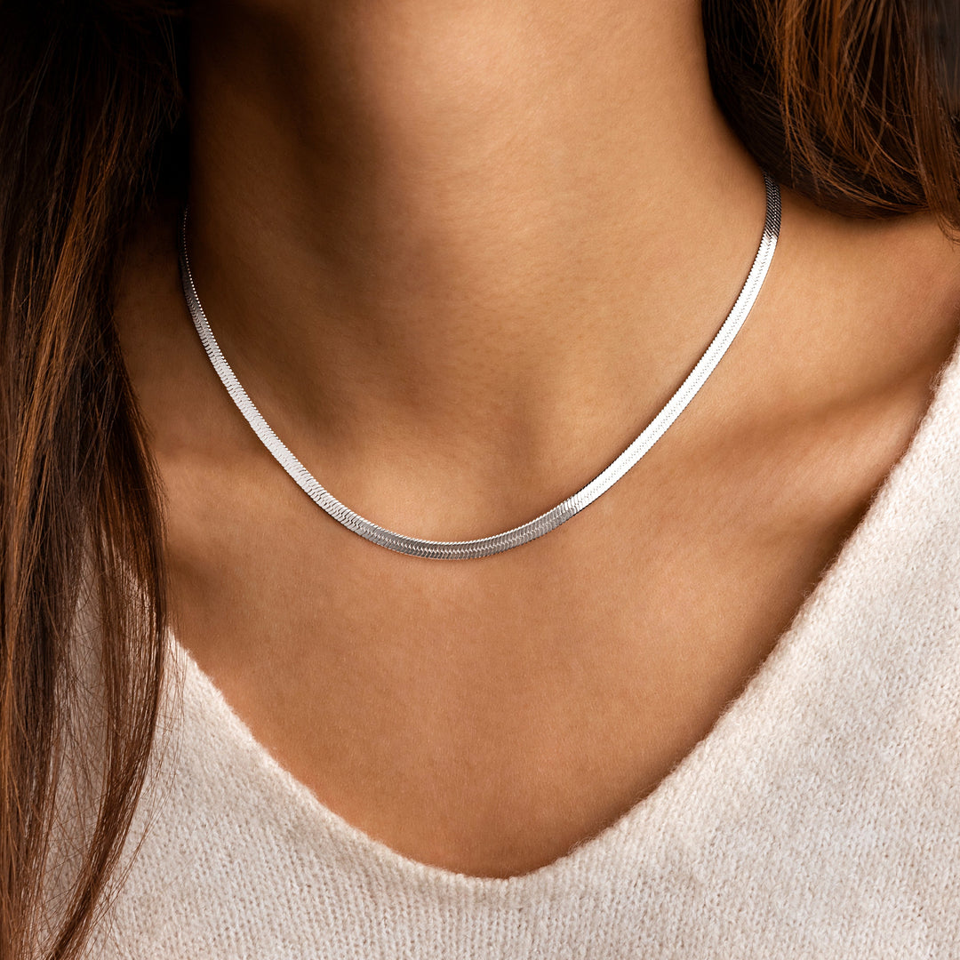 Silberne Schlangenkette Damen, elegantes Schmuckstück, minimalistisch, modisch, Halskette.
