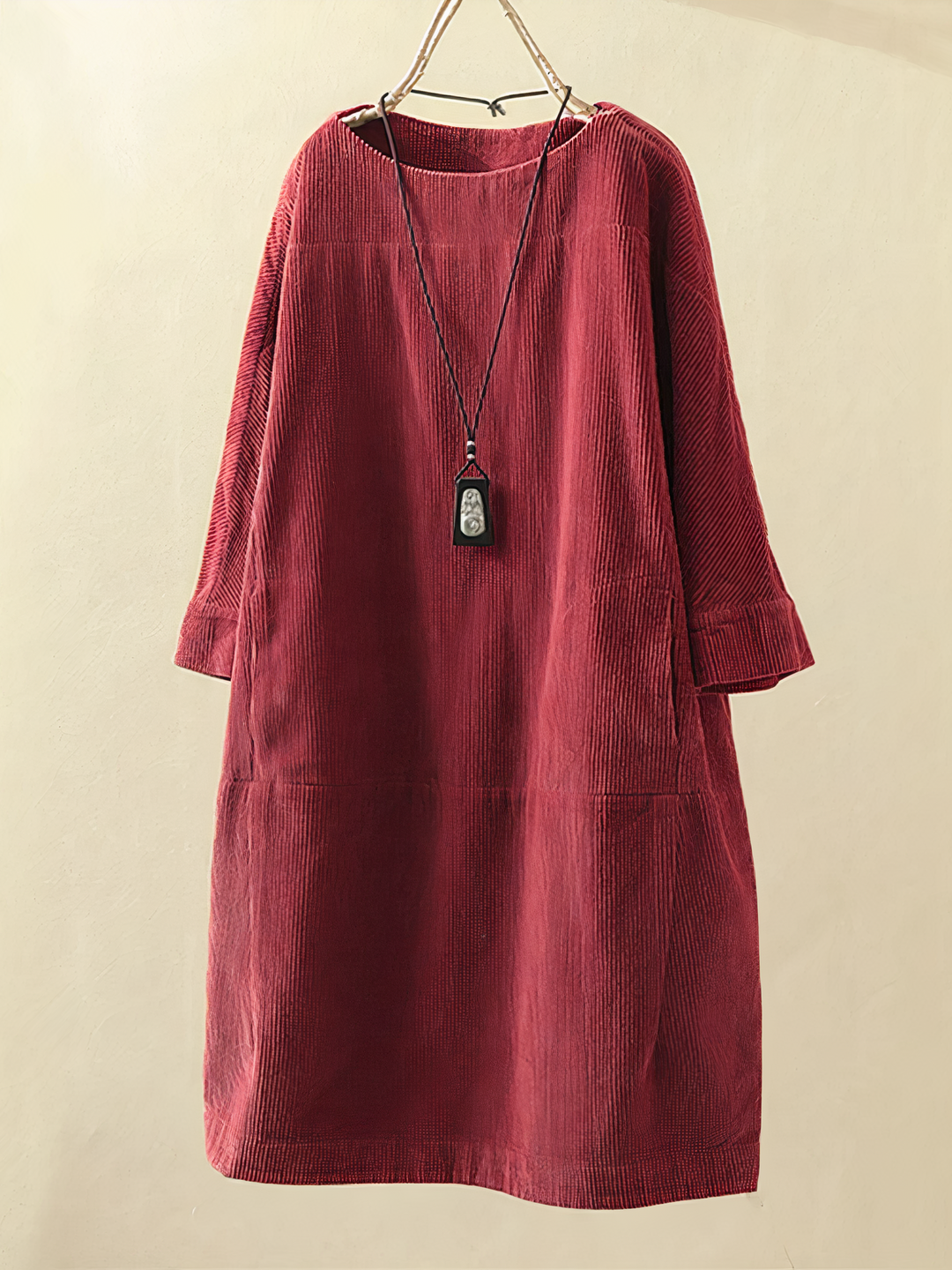 Rotes Cordkleid Damen, langärmelig, lässig, Herbstmode, mit Halskette, Vintage-Stil.