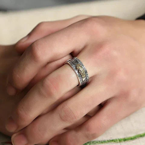 Silberring mit keltischem Muster, handgefertigt, Unisex-Schmuck, detailreich verziert.