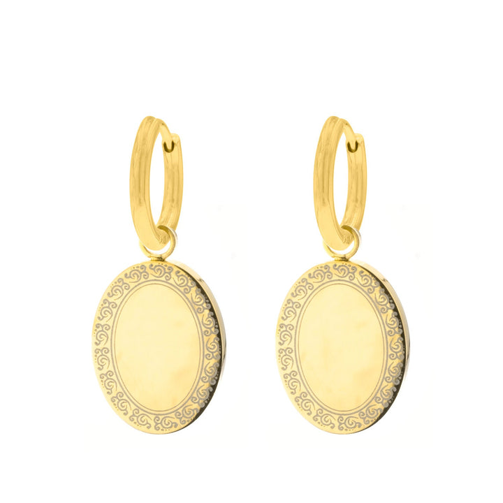 Goldene Vintage-Münzohrringe, oval, mit filigranem Randmuster, eleganter Schmuck.