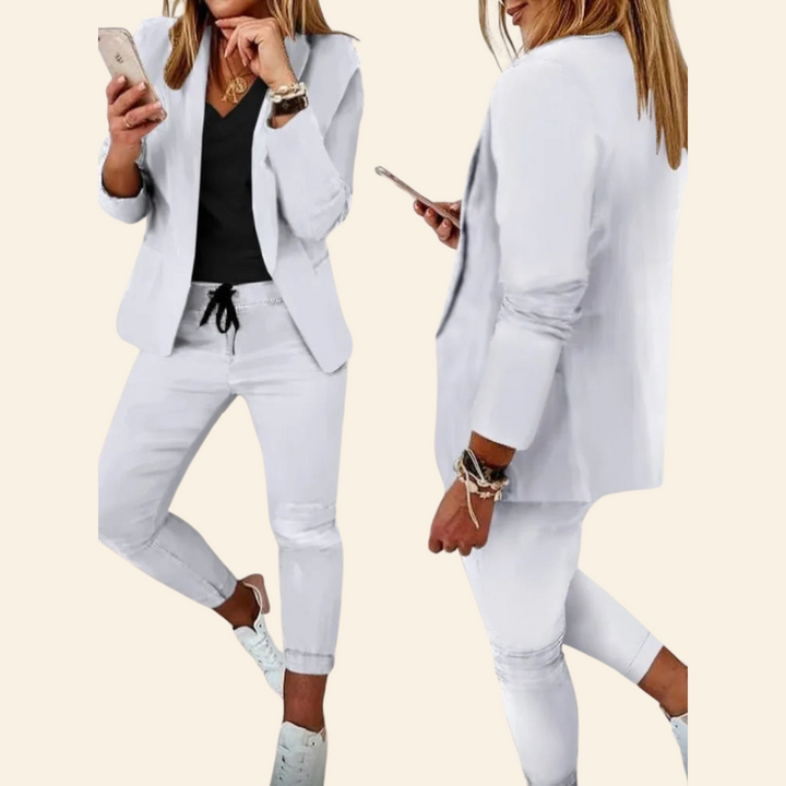 Damenanzug weiß, lässig, zweiteilig, Blazer und Hose, modisch, Business-Look, Smartphone.