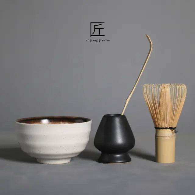 Matcha-Set mit Schale, Bambusbesen und Löffel, traditionell, Keramik, japanisch, Teezeremonie.