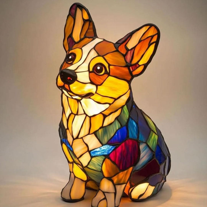 Sedící lampa ve tvaru corgiho s velkýma ušima, zblízka vidět žluté, bílé, modré a červené skleněné dílky. 24