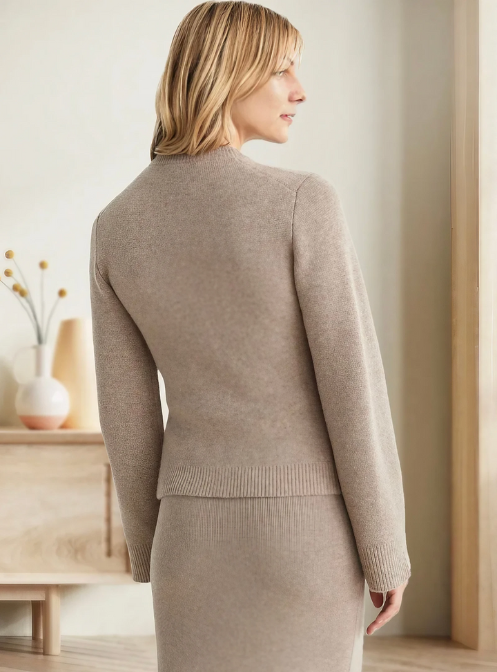 Frau in beigem Strickpullover und Rock, elegantes Design, gemütliche Herbstmode.