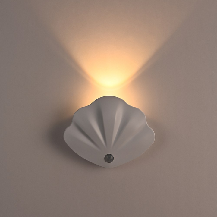 Weiße Muschel-Wandleuchte mit warmem LED-Licht, modernes Design, energiesparend.