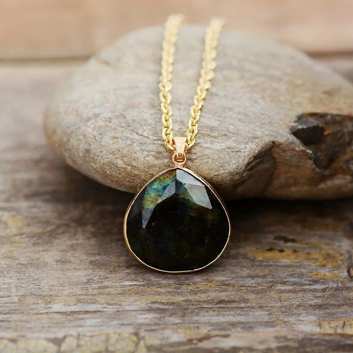 Labradorit Tropfenanhänger, goldene Kette, natürlicher Stein, einzigartiger Edelsteinschmuck.
