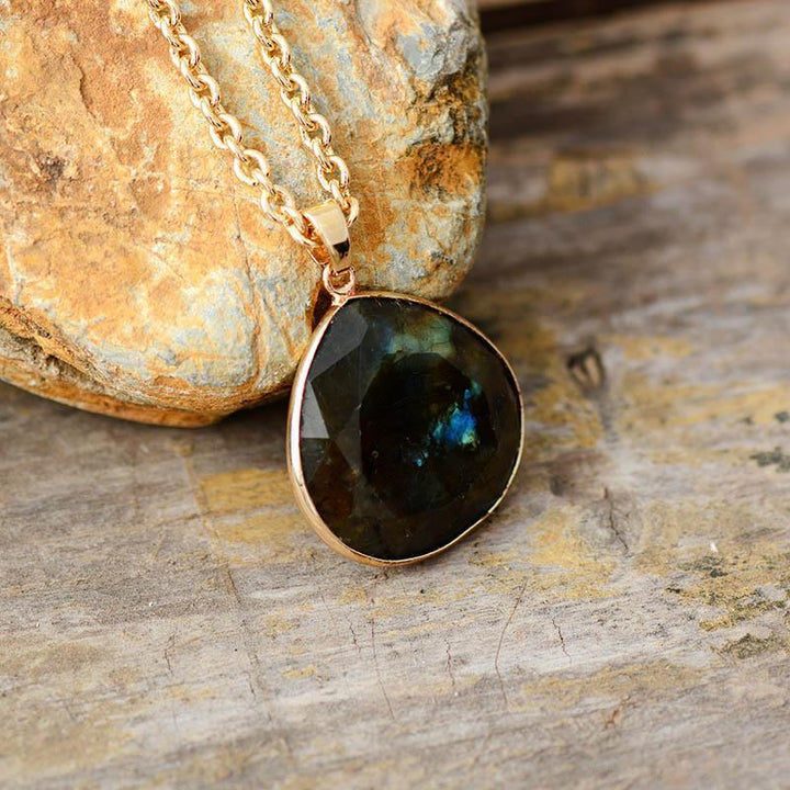 Labradorit-Tropfen-Anhänger Halskette, goldfarbene Kette, Naturstein, Schmuck, kurz.