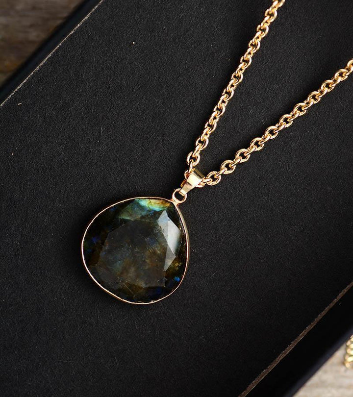 Labradorit-Tropfen-Anhänger Halskette, goldene Kette, Naturstein, Schmuck, einzigartig.