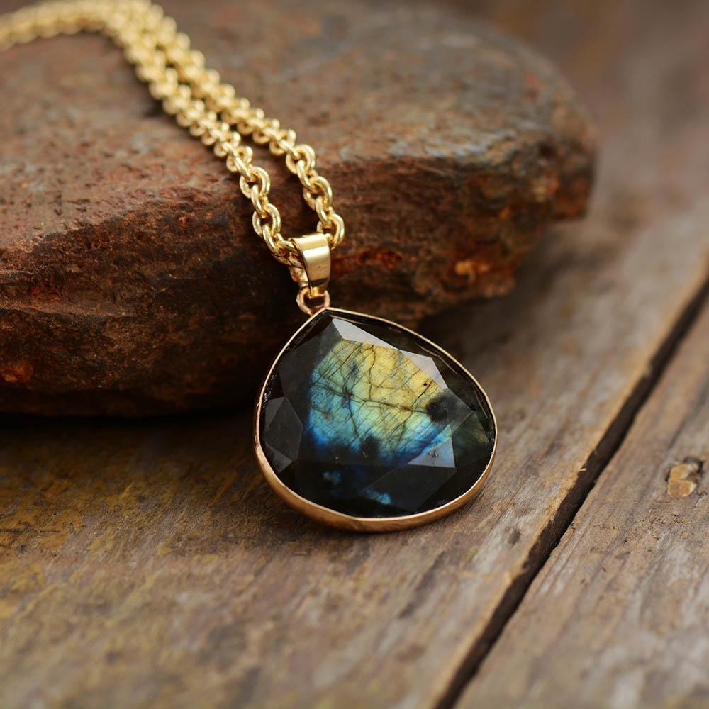 Labradorit-Tropfen-Anhänger Halskette, goldene Kette, Naturstein, Schmuck, einzigartig.