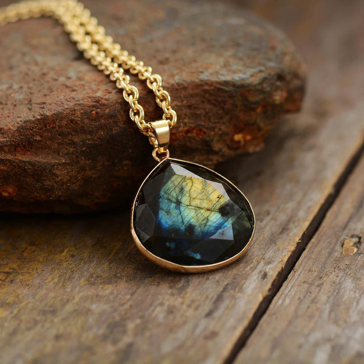 Labradorit-Tropfen-Anhänger Halskette, goldene Kette, Naturstein, Schmuck, einzigartig.
