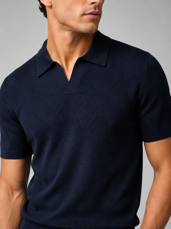 Detail tmavě modré polokošile se strukturou pletiny, límečkem a lemem rukávu na modelovi 36