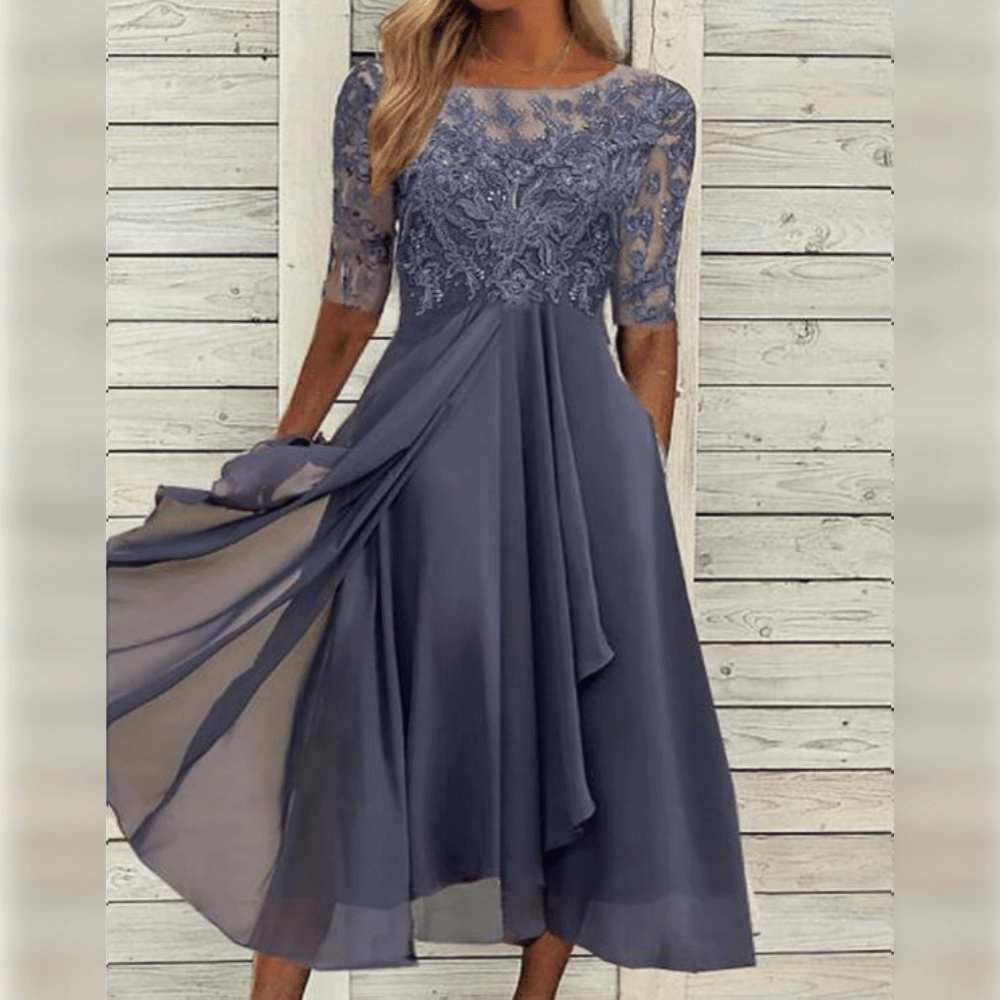 Elegantes blaues Abendkleid mit Spitze, knielang, dreiviertel Ärmel, fließender Chiffonstoff.